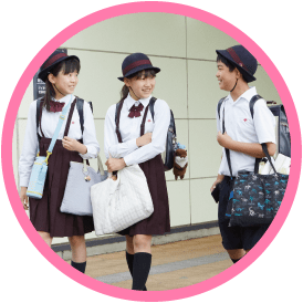 生徒三人で仲良く下校している