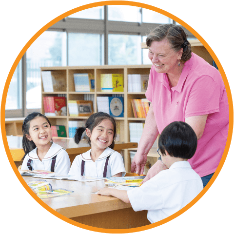英語の先生と生徒が笑顔で楽しそうに授業している