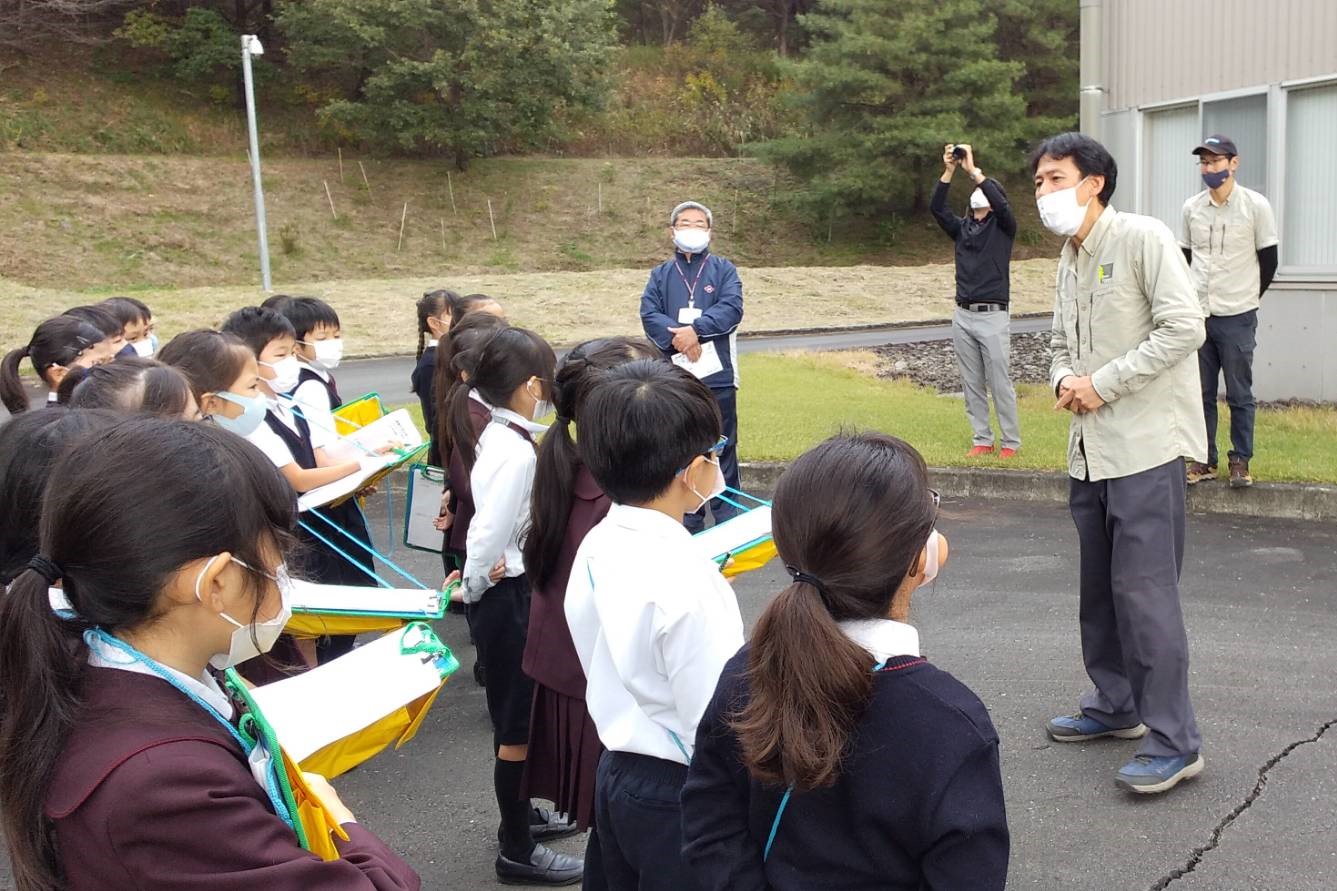 3年生が社会科見学へ行っています♪