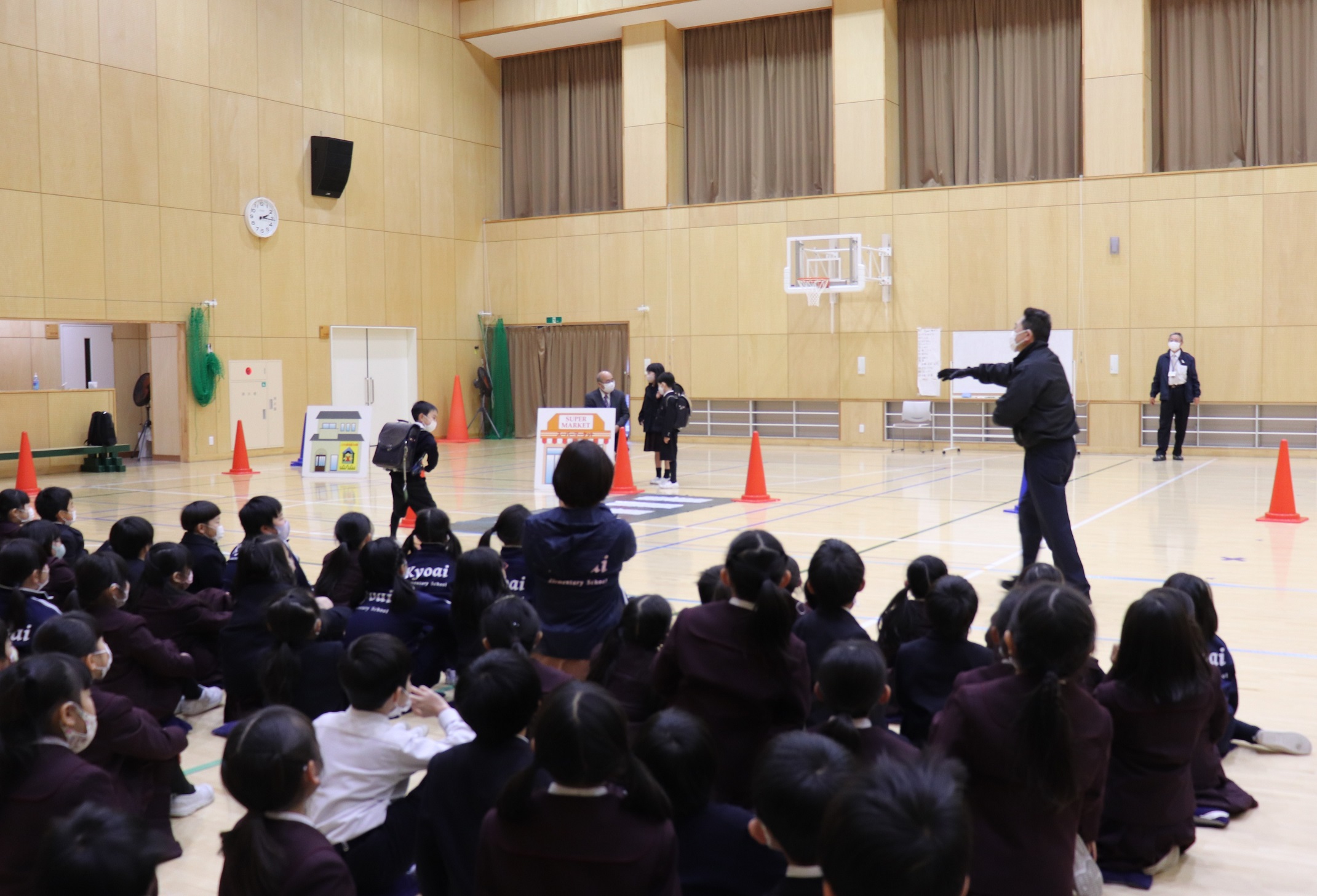 不審者対策避難訓練と防犯教室が行われました