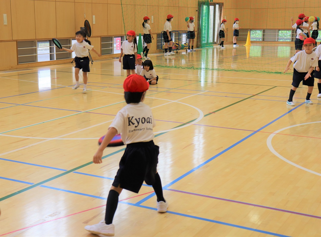 １年生がドッヂビーに挑戦 共愛学園小学校