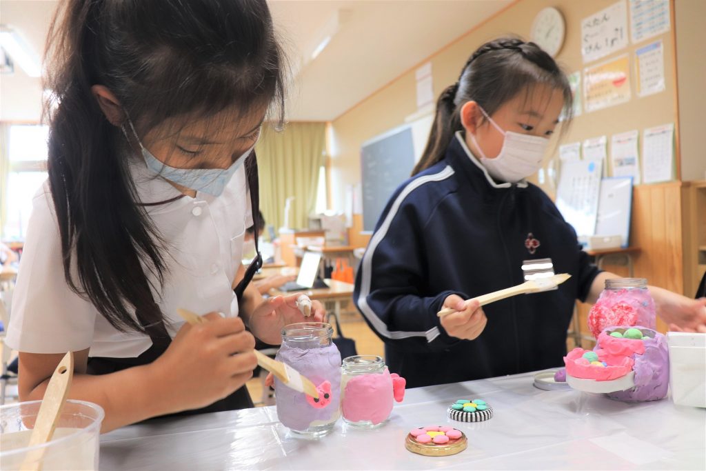 3年生がハッピー小物入れを作りました 共愛学園小学校