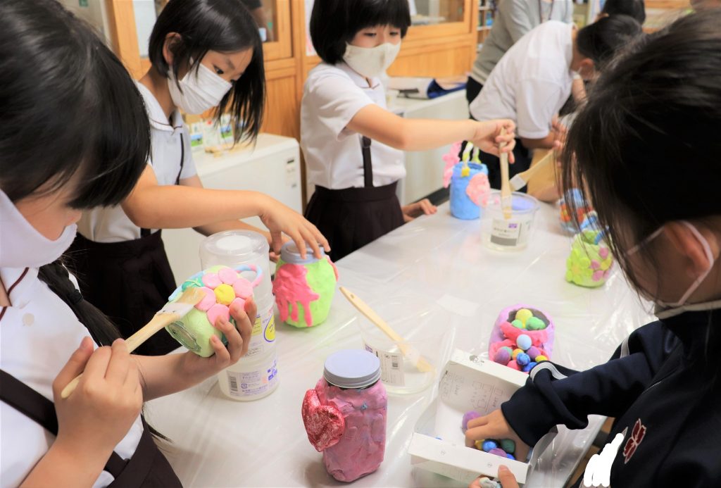 3年生がハッピー小物入れを作りました 共愛学園小学校