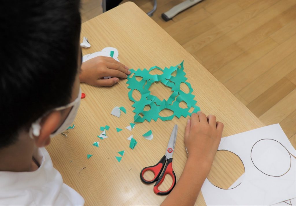 １年生がちょきちょきかざりを作りました 共愛学園小学校