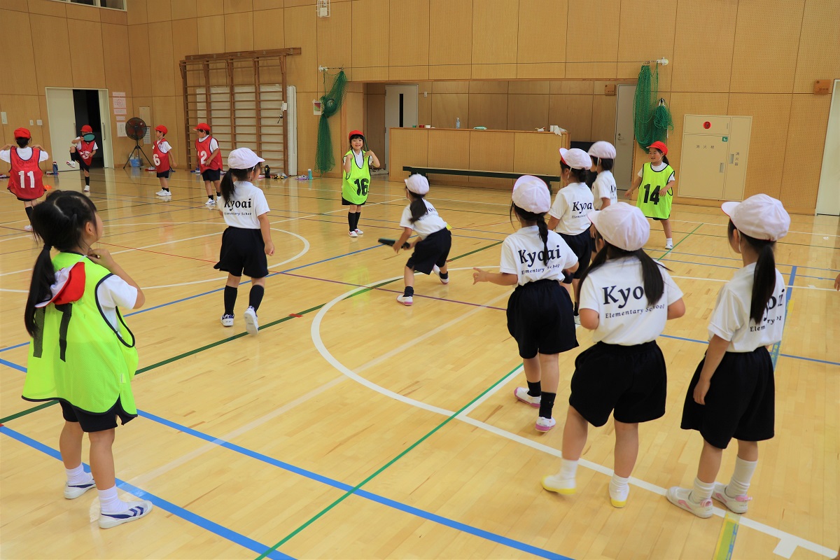 １年生がドッヂビーに挑戦 共愛学園小学校