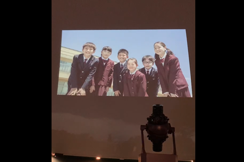 共愛学園小学校PR動画が投影されています！